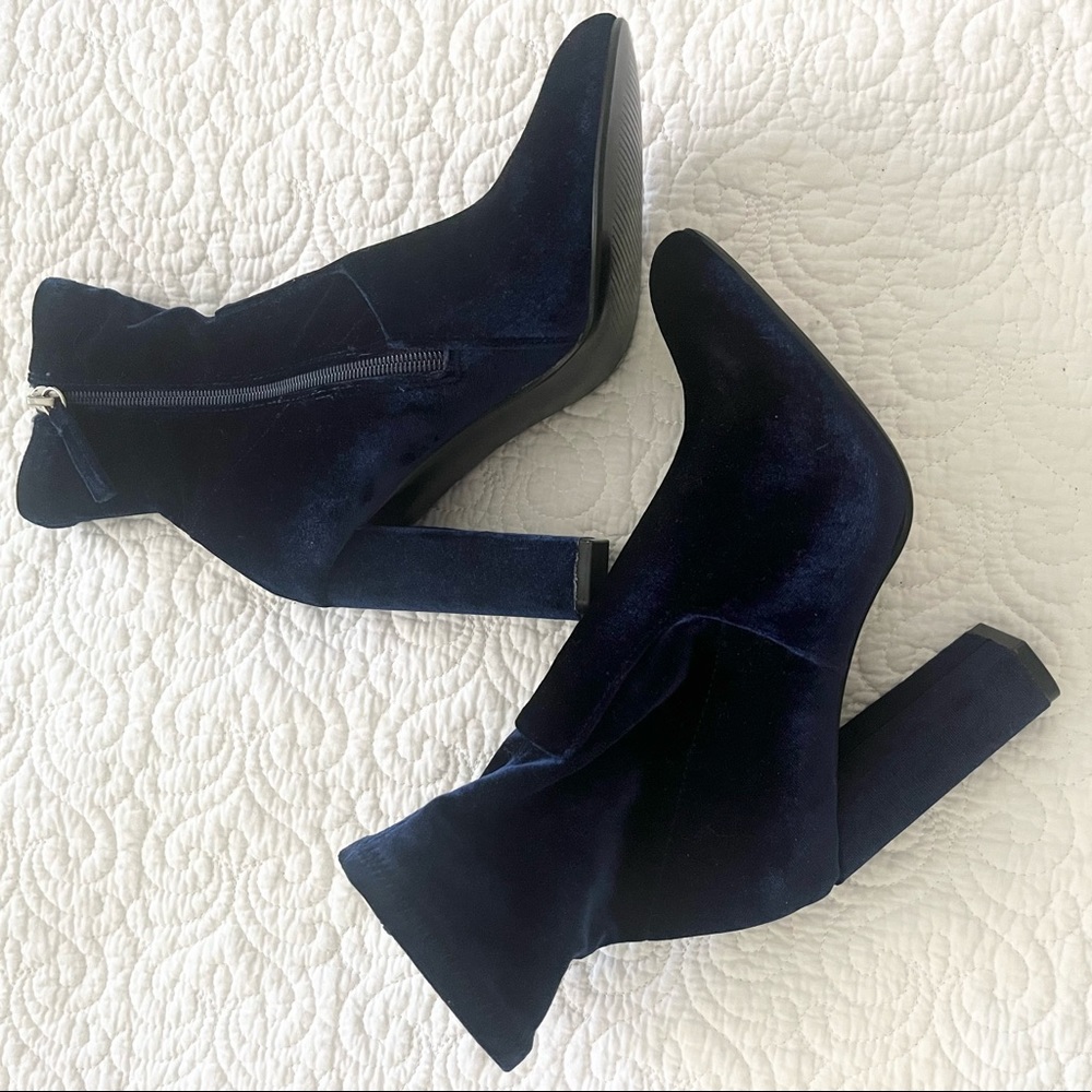 Steve Madden Navy Blue Velvet Booties Women’s 6M NWOT